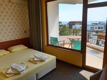 Фото номера Двухместный номер с 1 кроватью и террасой Гостевой дом St. George Guest House г. Свети-Влас 5