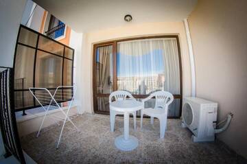 Фото номера Семейный номер с балконом (2 взрослых + 1 ребенок) Курортные отели Premier Fort Beach Hotel г. Свети-Влас 10