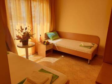 Фото номера Двухместный номер с 2 отдельными кроватями и балконом Отель Family Hotel Rosi г. Свети-Влас 6