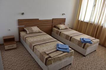 Фото номера Стандартный двухместный номер с 2 отдельными кроватями и видом на море Гостевой дом Guest House Neptun г. Свети-Влас 12