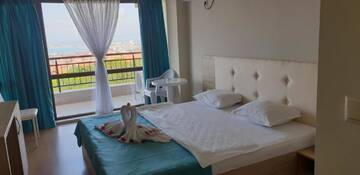 Фото номера Двухместный номер с 1 кроватью и балконом, вид на море Отель Sea View Hills г. Свети-Влас 2