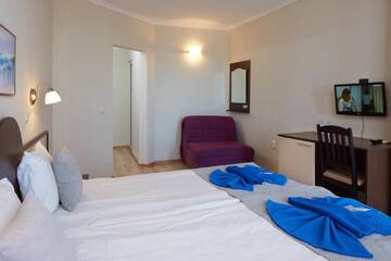 Фото номера Двухместный номер с 1 кроватью и балконом, вид на море Отель Family Hotel Milev г. Свети-Влас 3