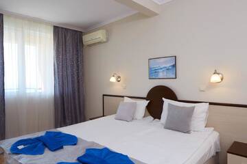 Фото номера Стандартный трехместный номер с видом на море Отель Family Hotel Milev г. Свети-Влас 2