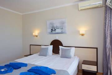 Фото номера Стандартный трехместный номер с видом на море Отель Family Hotel Milev г. Свети-Влас 5